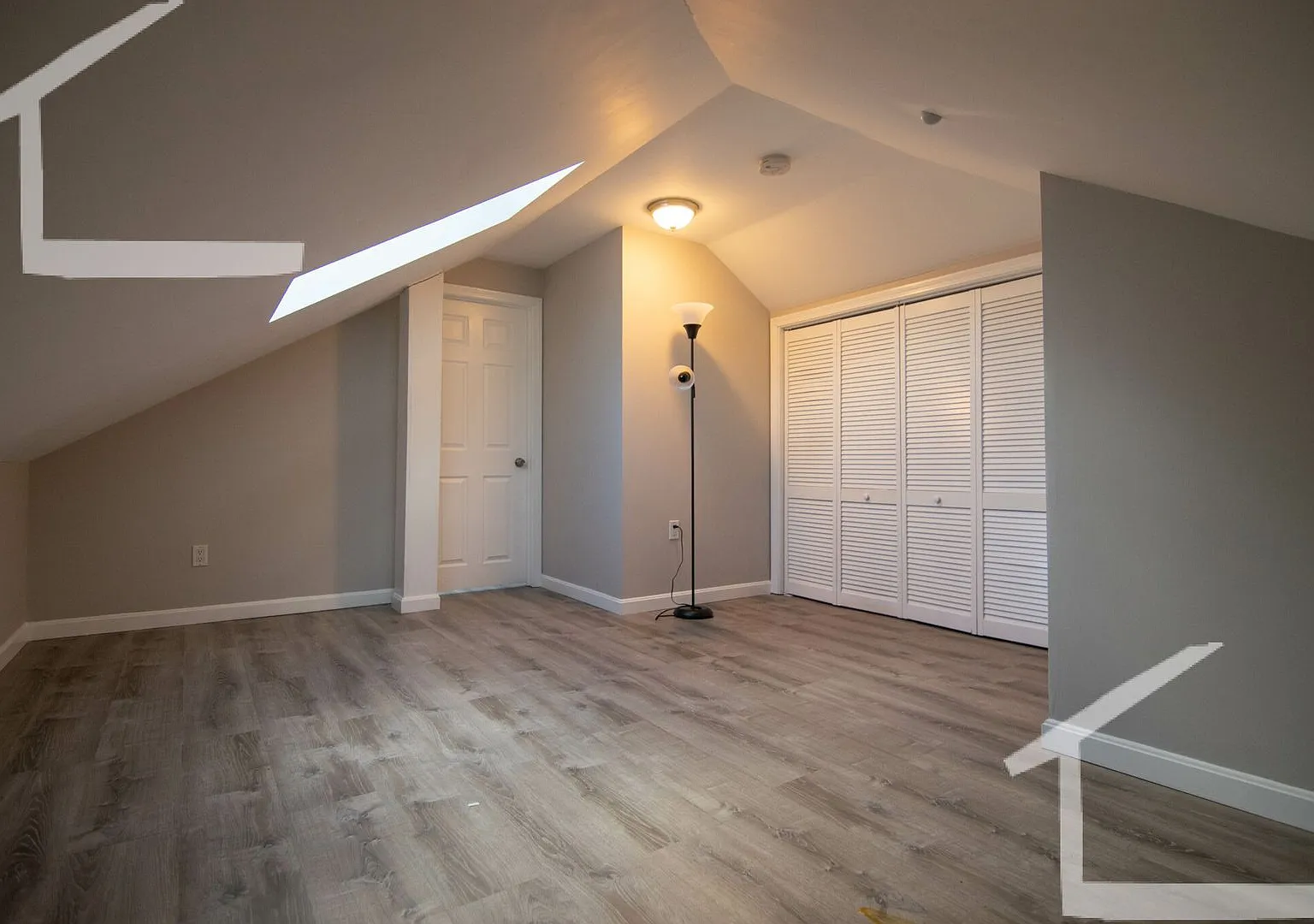 9/1 Large two-level 5BR/2BA near MBTA, BU & more — Photo 4