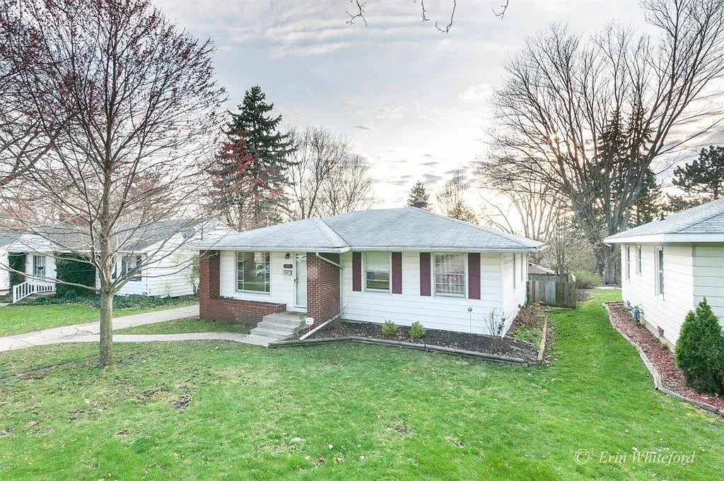 1921 Diamond Ave NE photo 1