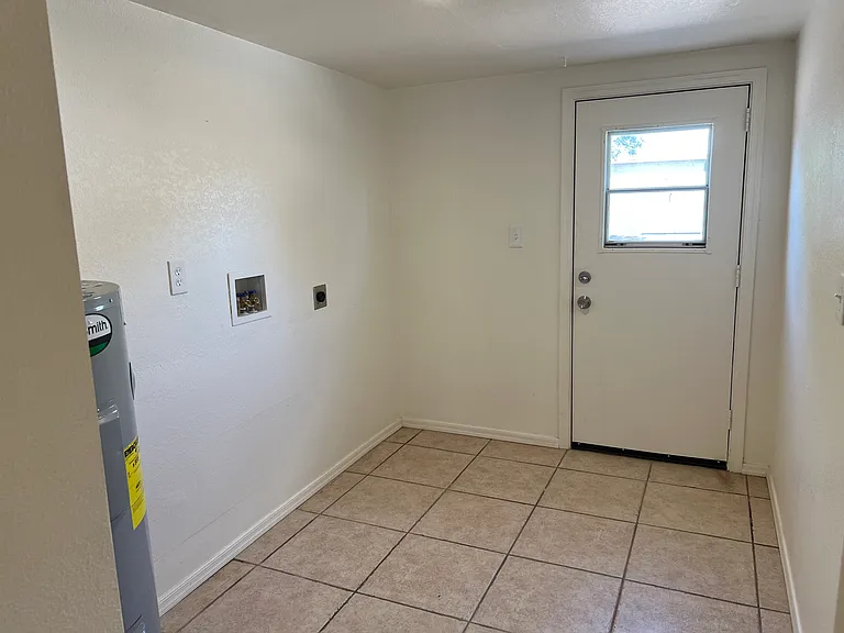2217 N 29th Pl — Photo 9