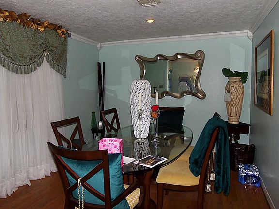 4th image of 13818 Hollypark Dr