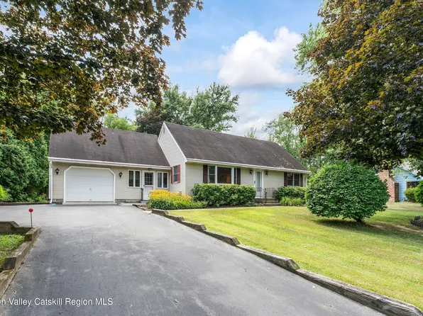 25 Mccombe Drive, Bethlehem, NY 12054