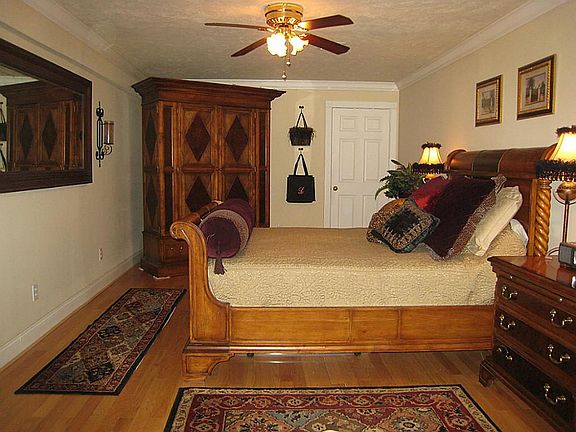Wow nice roomy master bedroom with an amazing 14x13 closet