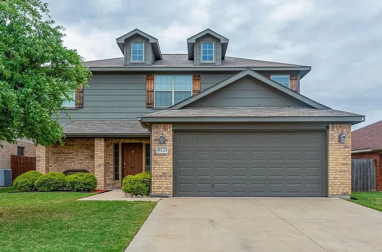 Beautiful Upgraded 4 Bedroom House Now Available! — Photo 1