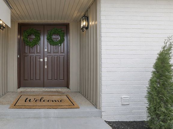 4th image of 445 Rembrandt Dr