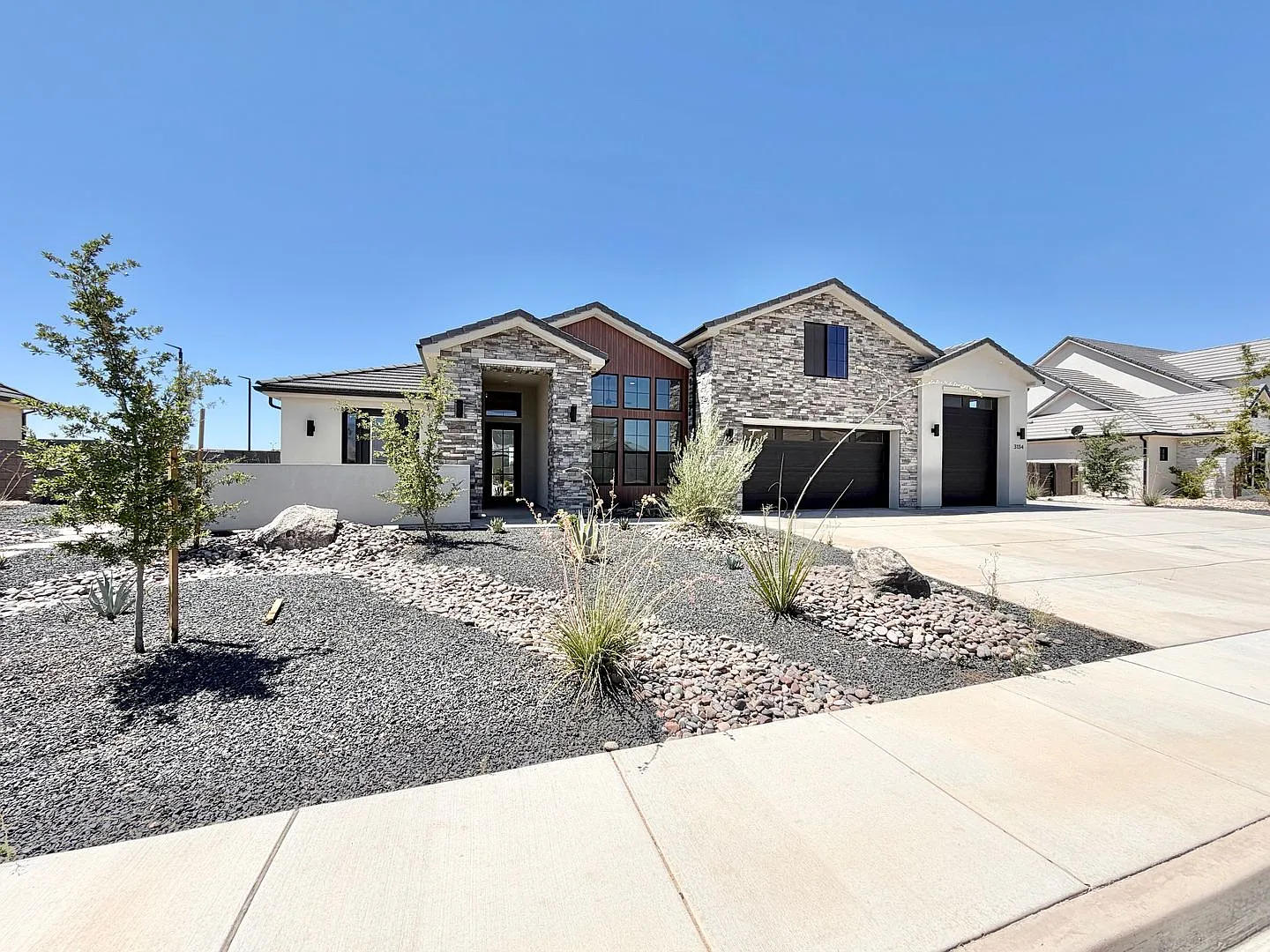 Beautiful Modern 5 Bedroom Home!! — Photo 2
