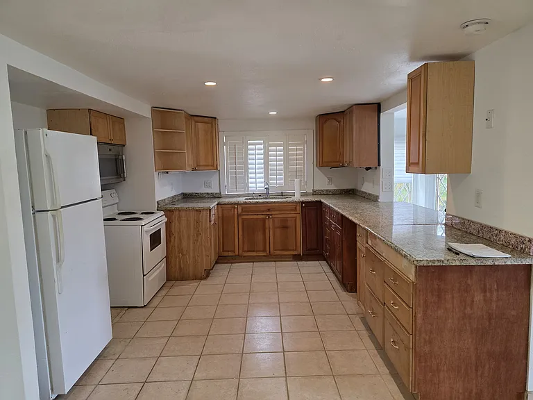 1843 SW College St — Photo 11