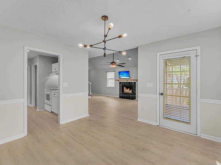 479 Cessna Ave — Photo 11