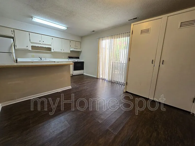 4828 Huron Dr — Photo 10