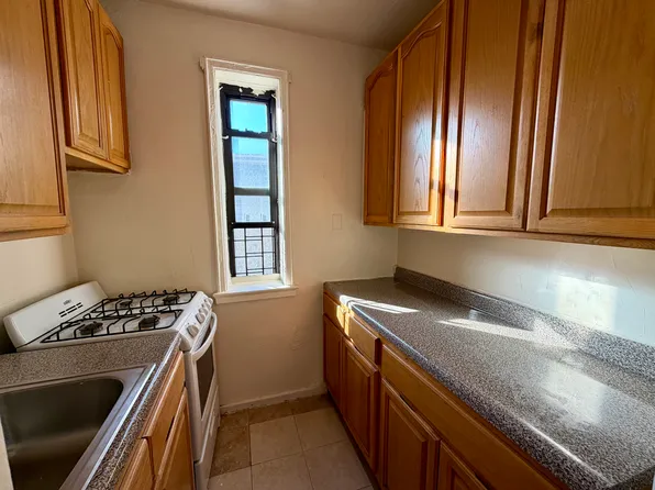 660 E 242nd St APT 2B, Bronx, NY 10470