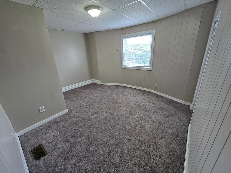814 Ernie St — Photo 5