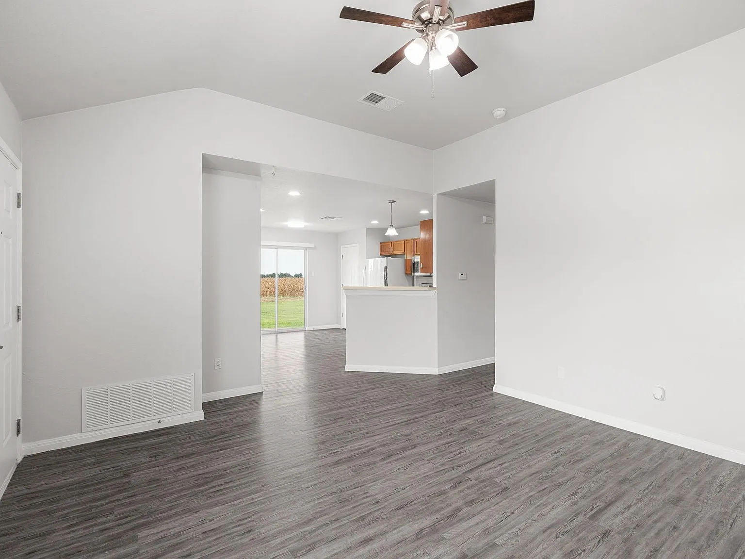 3 bed, 2.0 bath, 1060 sqft, $1,750 — Photo 4