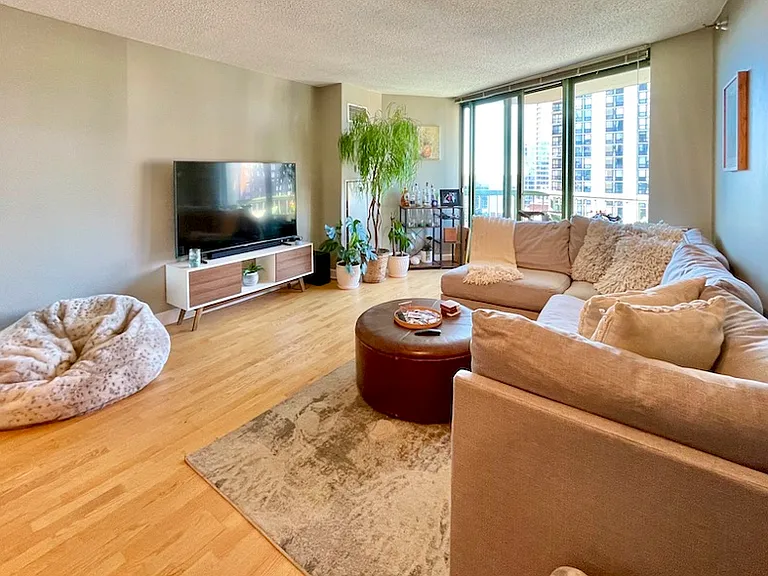 111 W Maple St #1605 — Photo 4