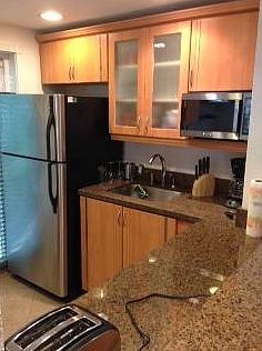 5th image of 421 Collins Ave APT 4