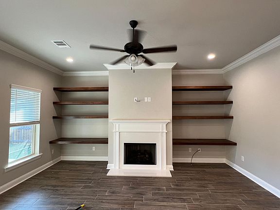 3rd image of 917 Hackberry Dr