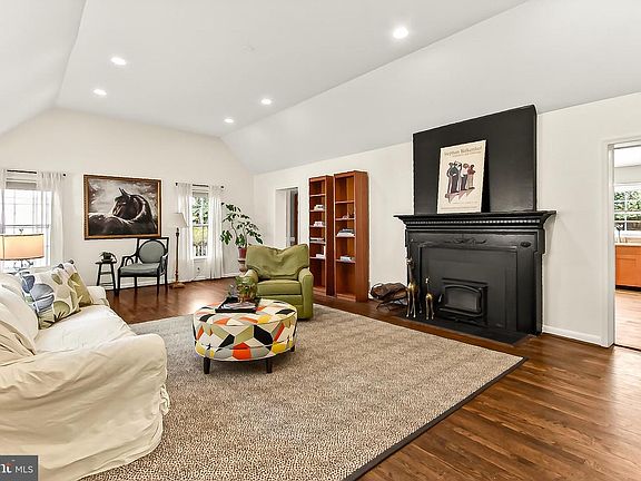 3rd image of 410 Jackson St