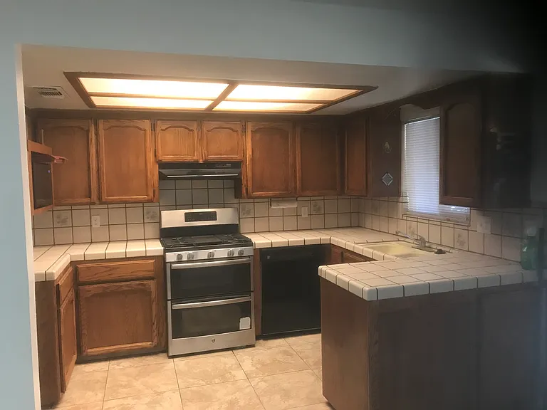 105 Lombardy Ln — Photo 3