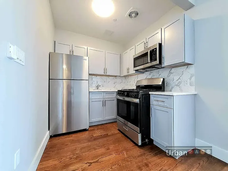 381 De Witt Ave #403 — Photo 2
