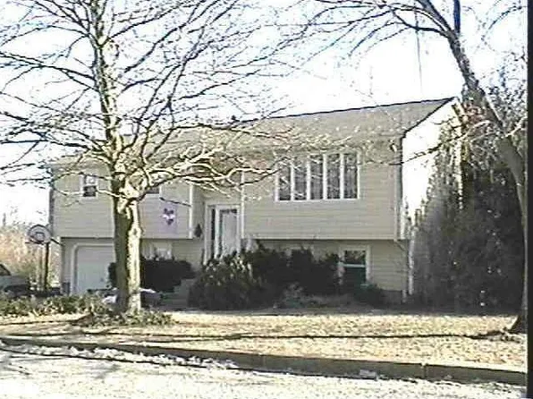 74 Woodhaven Rd, North Kingstown, RI 02852