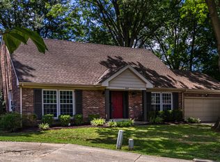 414 Lochinvar Pl, Douglass Hills, KY 40243