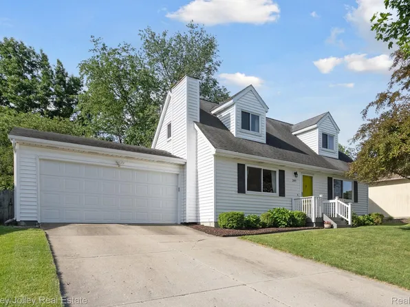 297 Woodlake Dr, Brighton, MI 48116
