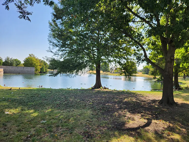 Bethany Lakes Park is 3-5 minutes from home and is one of Allen's most beautiful parks. Features Ponds, fishing, walking trails, exercise area, kids jungle gym and amphitheater/events and more.