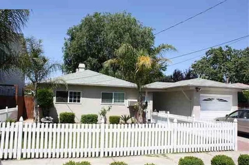 611 Andrews St photo 1