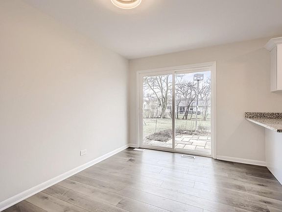 4th image of 682 Brantwood Ct
