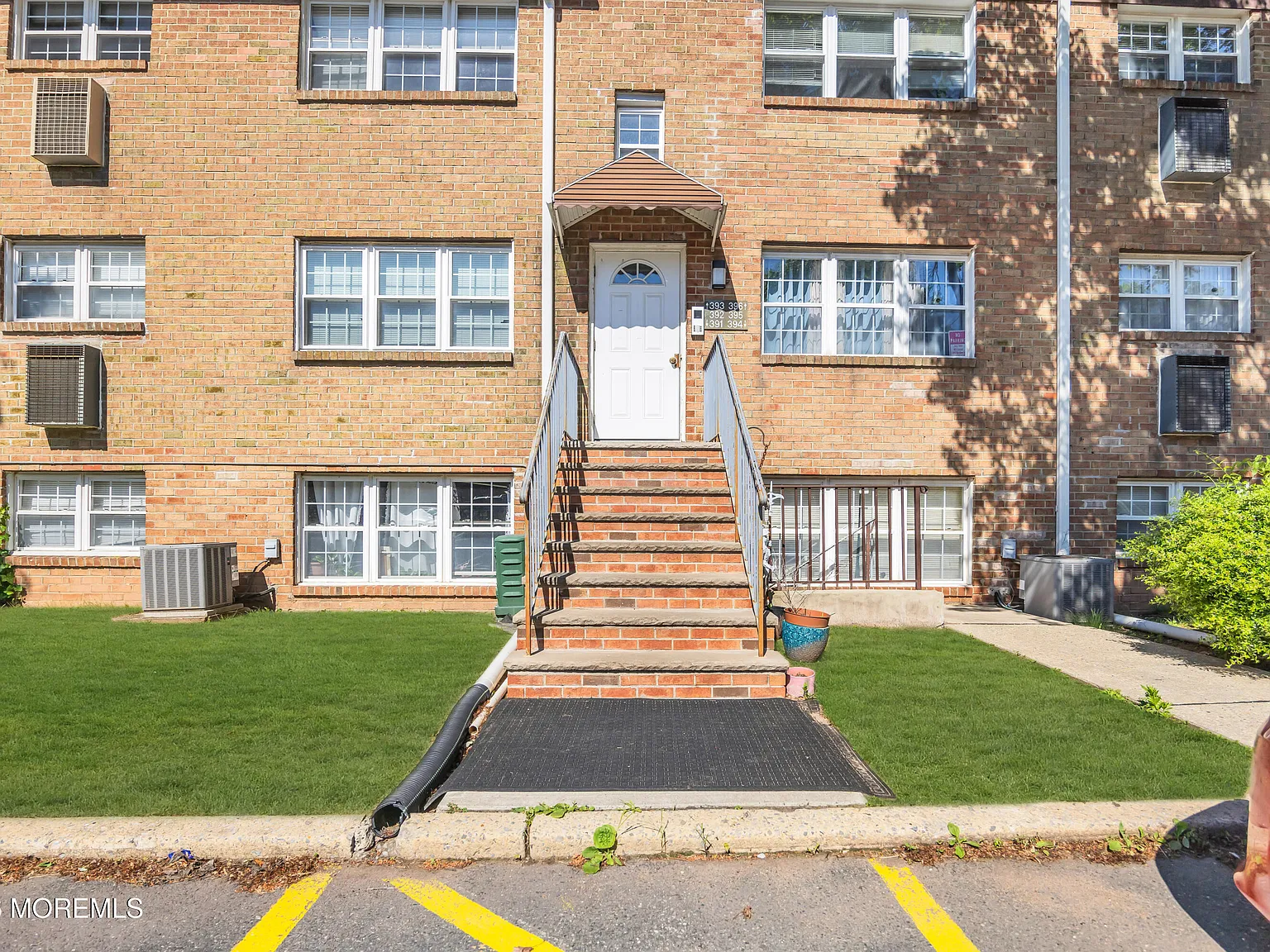 2 bed, 896 sqft, $2,200 — Photo 1