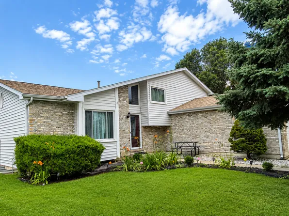 2010 Watertower Pl, Crest Hill, IL 60403