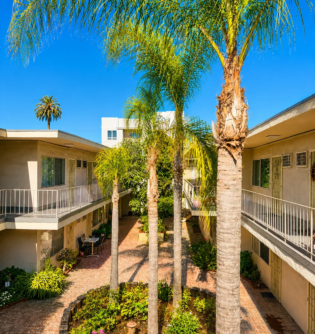 Hollyking Apartments — Photo 2