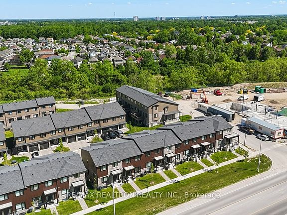 4th image of 823 Sarnia Rd