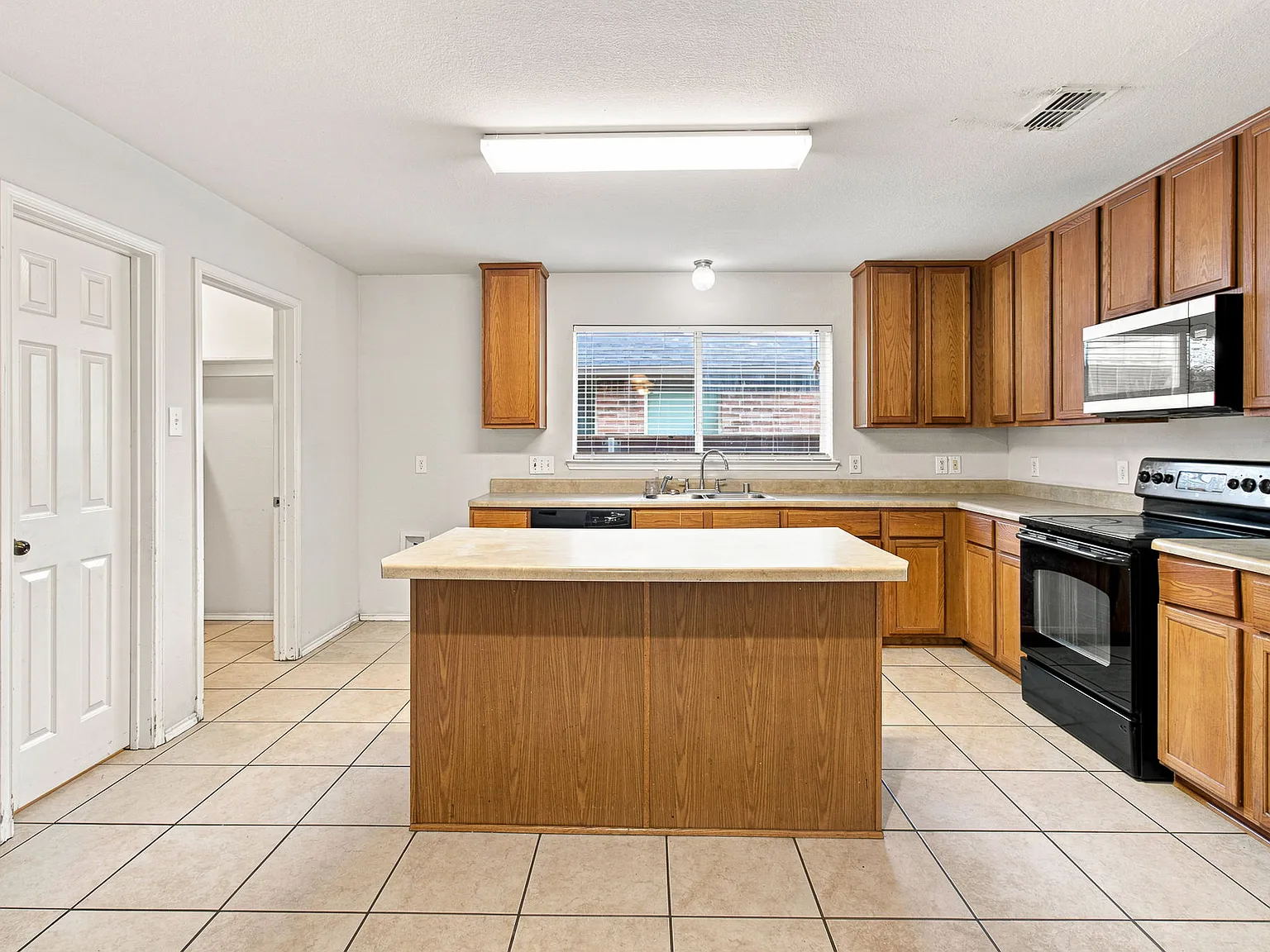 5 bed, 3.5 bath, 3120 sqft, $2,900 — Photo 2