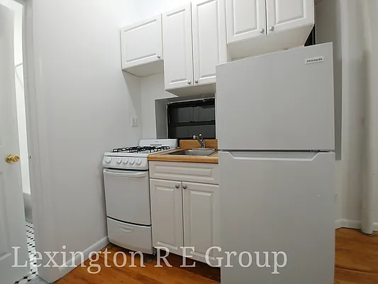 Rented by Lexington Real Estate Group | media 10