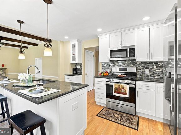 4th image of 884 Stirrup Ln