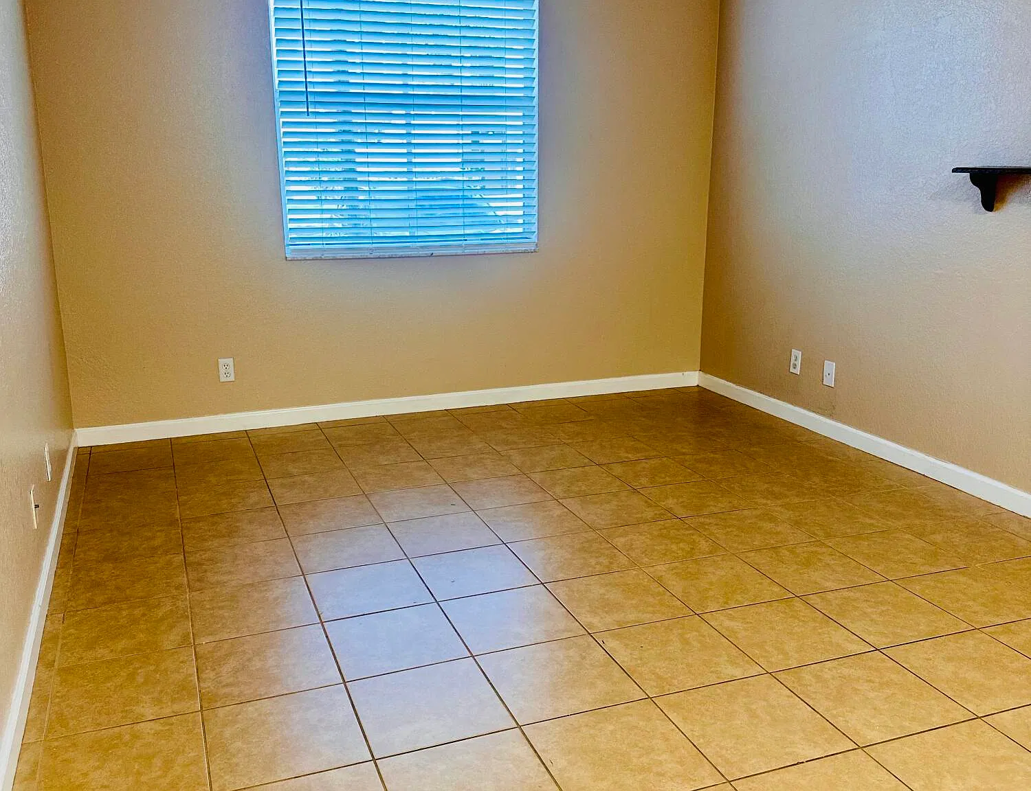 3 bed, 3.0 bath, 1423 sqft, $2,850 — Photo 2