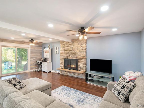 3rd image of 2267 Great Oak Cir
