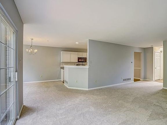 5th image of 19 Oxford Ct
