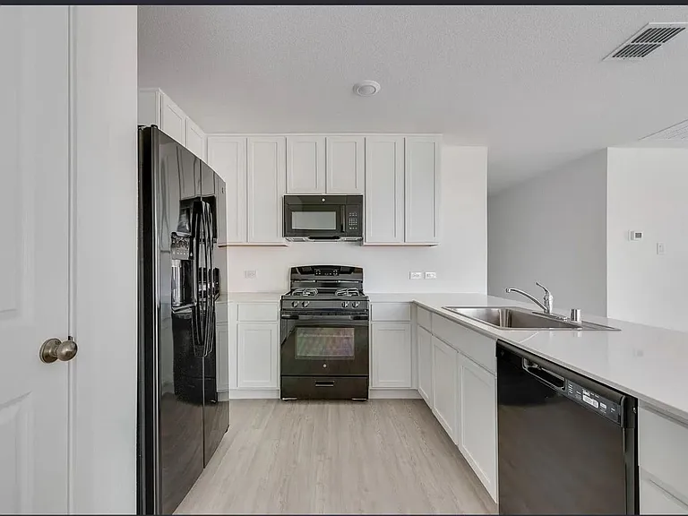 2032 Derby Ln — Photo 16