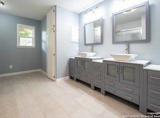 601 Hickory Hwy, Devine, TX 78016