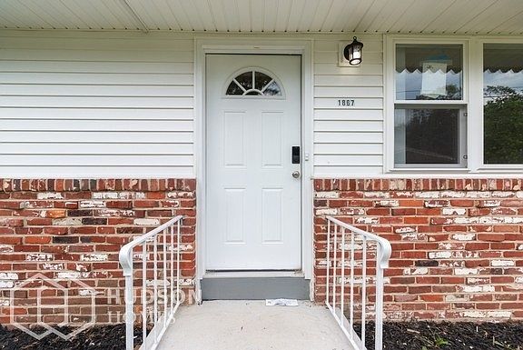 2nd image of 1867 Manhassett Ave