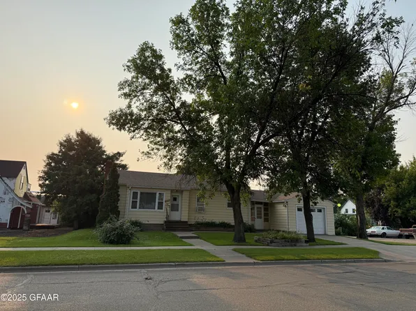 916 Manvel Ave, Grafton, ND 58237