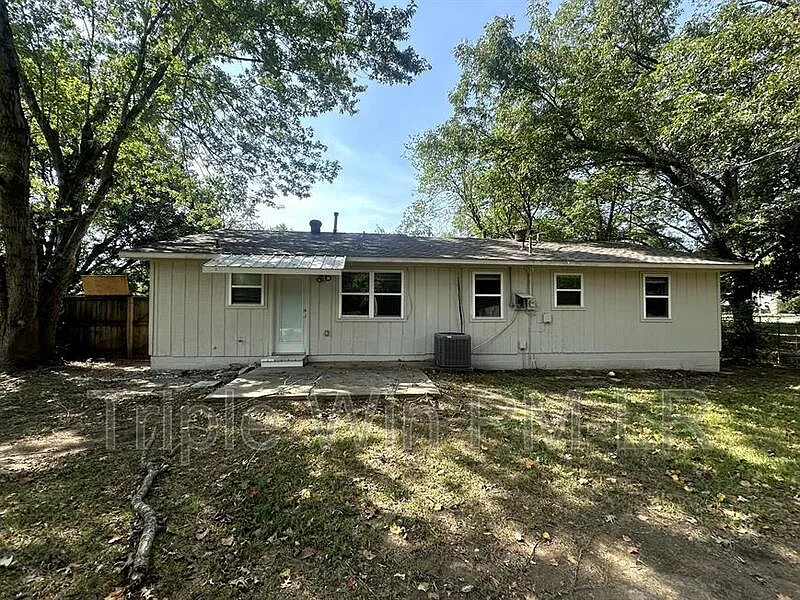 4 bed, 1.5 bath, 1224 sqft, $1,395 — Photo 3