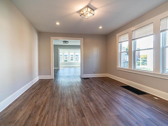 3rd image of 220 Parkwood Ave #220