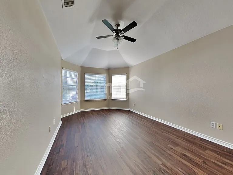 404 Roundrock Ln — Photo 23