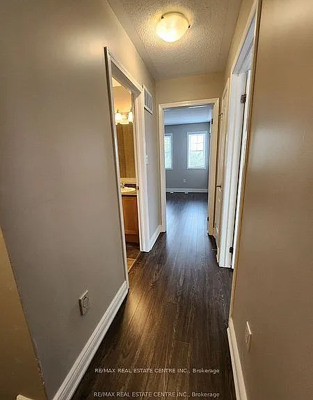 950 Burgess Gdns — Photo 4