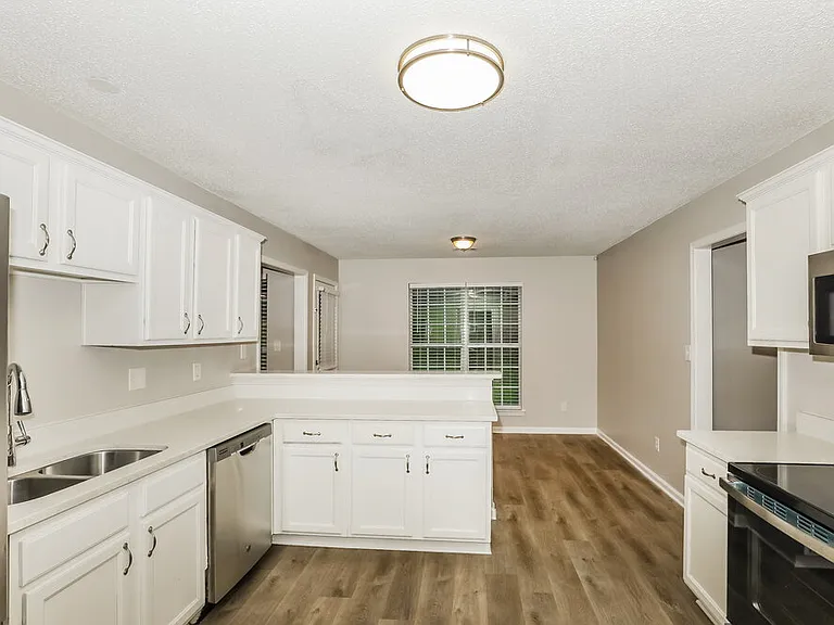 5567 Katherine Village Dr — Photo 7