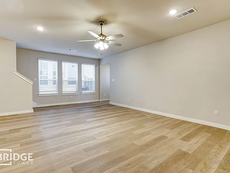 4144 Tobin Dr — Photo 4