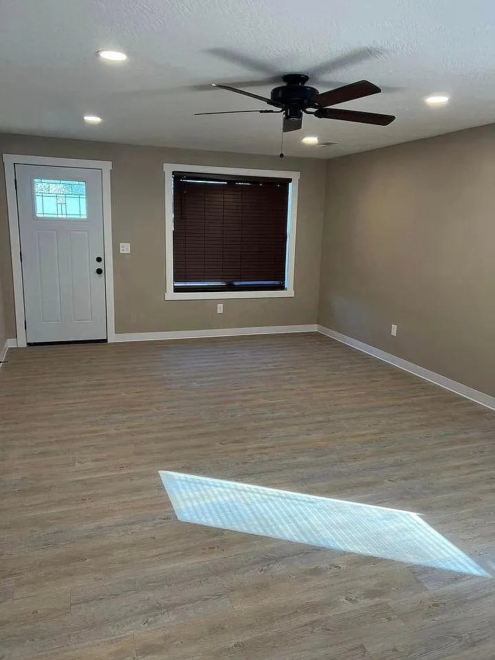 334 W Elm St — Photo 3