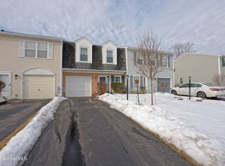 118 Bridgewood Ln, Watervliet, NY 12189