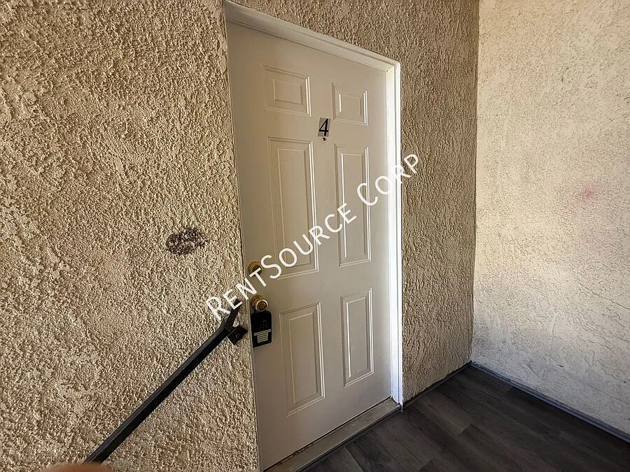 2 Bedrooms/1 Bathrooms Upstairs Condo for Rent in Rosamond in Kern County — Photo 3